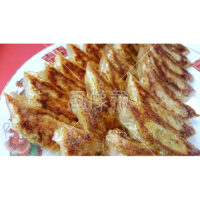 カリカリの焼き餃子の写真