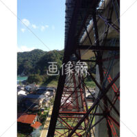 鉄橋が映る青空の(2)写真