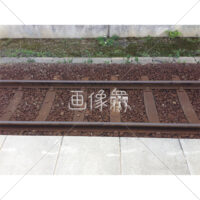 どこまでも続く線路の写真