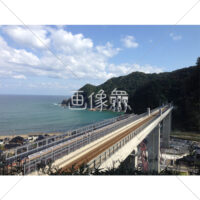鉄橋と海が見える村の(1)写真