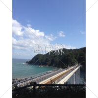 鉄橋と海が見える村の(2)写真
