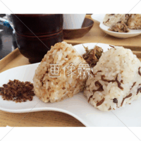 三角ににぎられたおにぎりとおかかの写真