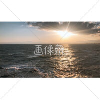 夕日の映る海の写真