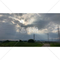 雲間から射す太陽光の無料写真素材