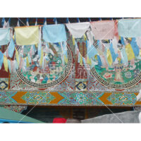 旗が並ぶ寺院の写真