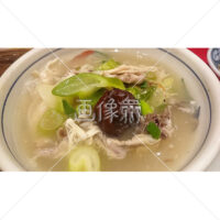 参鶏湯(サムゲタン)・韓国料理・陶器によそうの写真素材