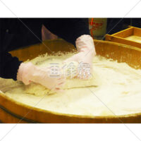 お餅をこねている人の写真素材