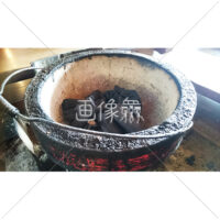赤く燃える炭火の写真(1)
