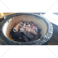 赤く燃える炭火の写真(2)