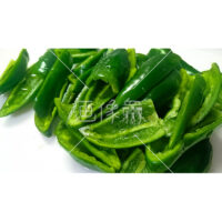 半分に切った調理中のピーマンの写真