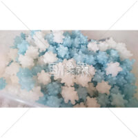 涼しげな青色の金平糖の写真