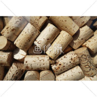 ワインボトルのコルクの山の写真