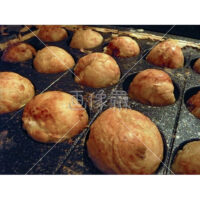 鉄板で焼いているたこ焼きの無料写真素材