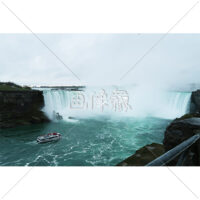 滝周辺をクルーズする遊覧船の写真素材(1)