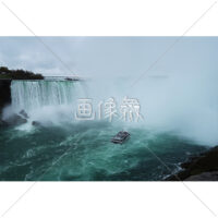 滝周辺をクルーズする遊覧船の写真素材(2)