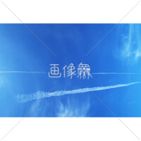 横一直線の飛行機雲の写真素材
