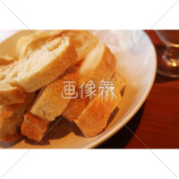 カリカリに焼けたバゲットの写真素材(1)