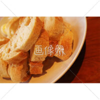 カリカリに焼けたバゲットの写真素材(2)