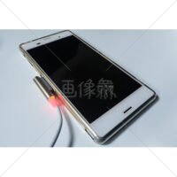 充電中のスマートフォンの写真素材