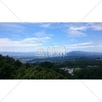 晴天の下の山々の写真素材