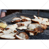 秋の味覚きのこのバーベキューの写真素材