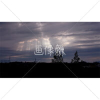 雲の切れ目から見える太陽光の写真素材