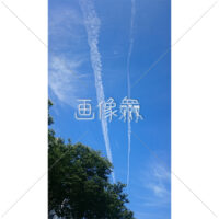 まっすぐ伸びた飛行機雲の写真素材