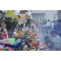 ミャンマーの人が祈りを捧げている時の写真