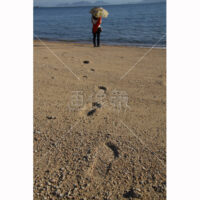 海を見つめる女性の写真