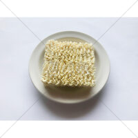 お皿にのせたインスタントラーメンの写真素材(1)