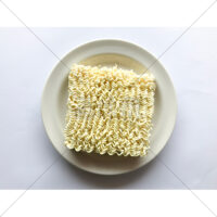お皿にのせたインスタントラーメンの写真素材(2)