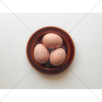 皿に載った茶色の卵の写真素材(1)