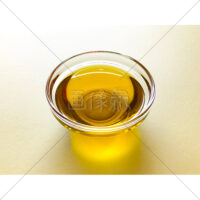 ガラスの器に入ったオリーブオイルの写真素材