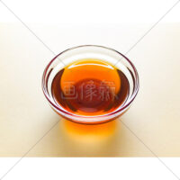 ガラスの器に入ったごま油の写真素材