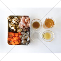 煮しめともいわれる筑前煮の材料の写真素材(1)