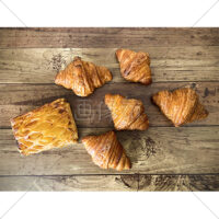 ミニクロワッサンとアップルパイの写真素材