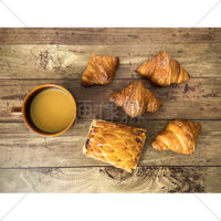ミニクロワッサンとアップルパイとカフェオレの写真素材(1)