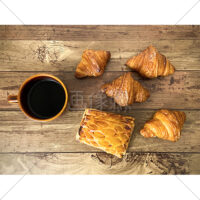 ミニクロワッサンとアップルパイとコーヒーの写真素材(1)