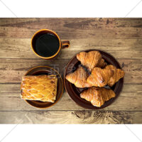 ミニクロワッサンとアップルパイとコーヒーの写真素材(2)