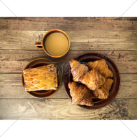 ミニクロワッサンとアップルパイとカフェオレの写真素材(2)