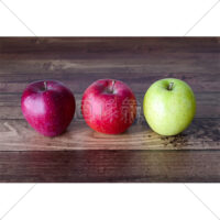 3つ並んだ3種のリンゴの写真素材（1）