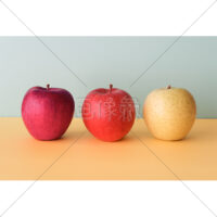 3つ並んだ3種のリンゴの写真素材（4）