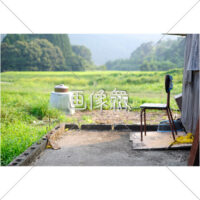 田舎の小屋から見た風景の写真