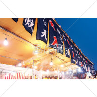 明かり灯る出店の無料写真素材