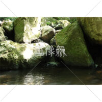 岩山の間から流れる水の写真素材