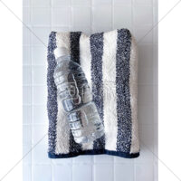 水が入ったペットボトルとタオルの写真素材(1)