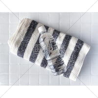 水が入ったペットボトルとタオルの写真素材(2)