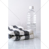 水が入ったペットボトルとタオルの写真素材(4)