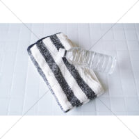 水が入ったペットボトルとタオルの写真素材(5)