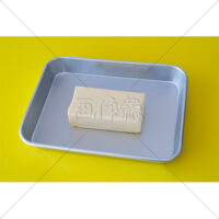 調理バットに載せた200gのバターの写真素材(3)